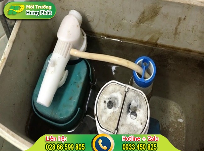 Xử l&yacute; t&igrave;nh trạng bồn cầu mất nước do k&eacute;t nước vỡ