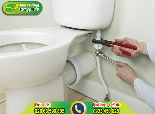 Bồn cầu bị tụt nước c&oacute; thể bắt nguồn từ những nguy&ecirc;n do phức tạp