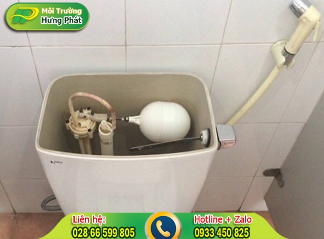 Khắc phục bồn cầu tụt nước do phao kh&oacute;a nước