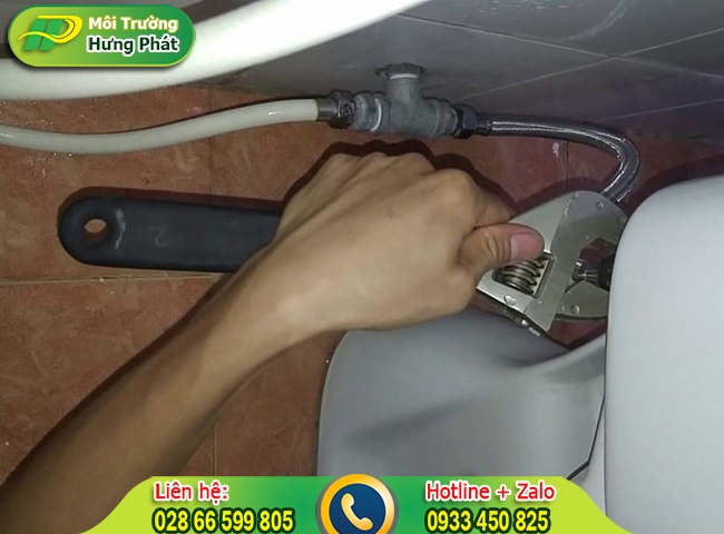 Dấu hiệu nhận biết bồn cầu bị rò rỉ nước bằng mắt thường