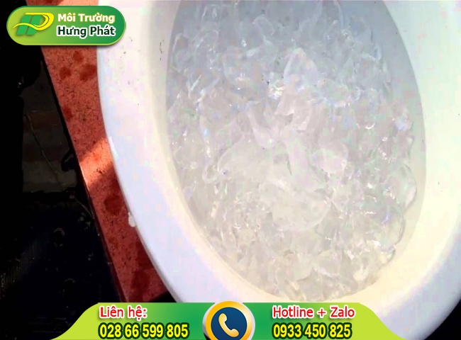 Các bước thông bồn cầu bằng đá viên