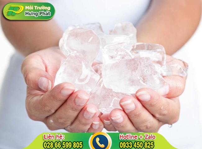 Cách thông bồn cầu nghẹt bằng đá viên hiệu quả