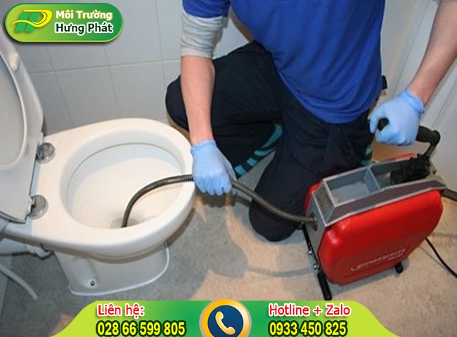 Hưng Ph&aacute;t xử l&yacute; bồn cầu nghẹt.