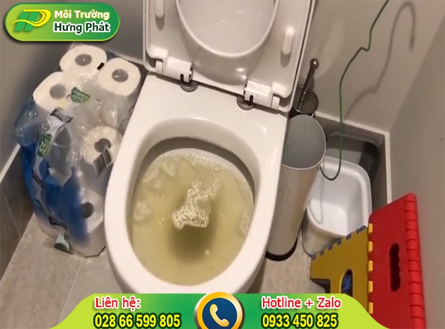 Th&ocirc;ng bồn cầu tại nh&agrave; đơn giản