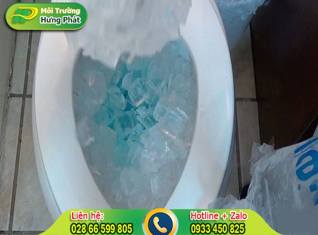 Sử dụng đá viên để thông bồn cầu