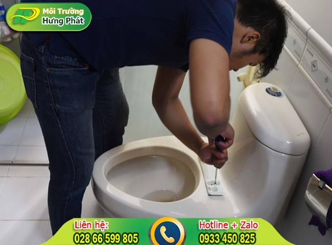 Thợ chuy&ecirc;n nghiệp xử l&yacute; t&igrave;nh trạng bồn cầu kh&ocirc;ng nước