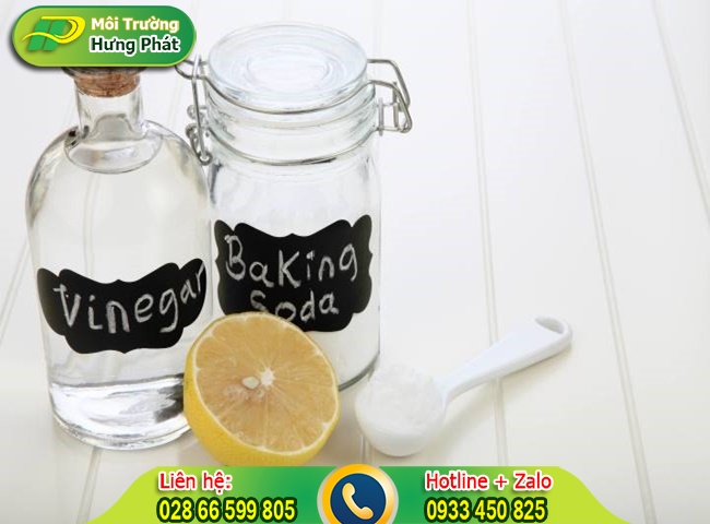 Sử dụng baking soda với giấm l&agrave;m sạch bồn cầu