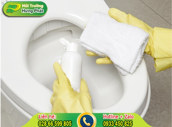 Dọn dẹp khu vực b&ecirc;n ngo&agrave;i bồn cầu