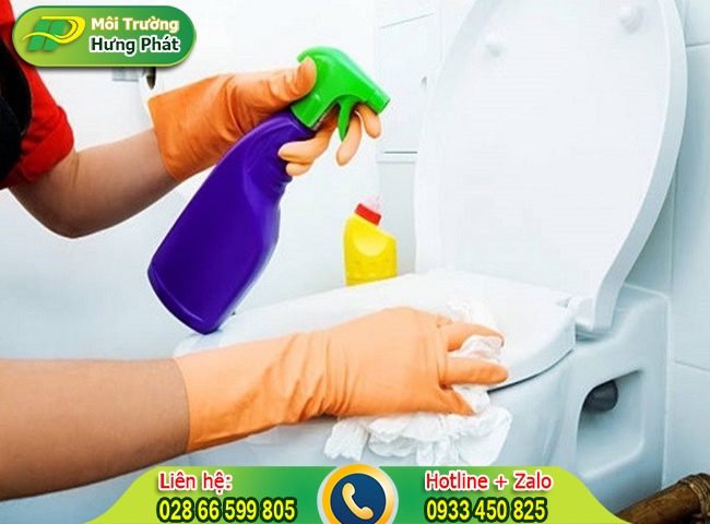 Vệ sinh nắp bồn cầu toilet