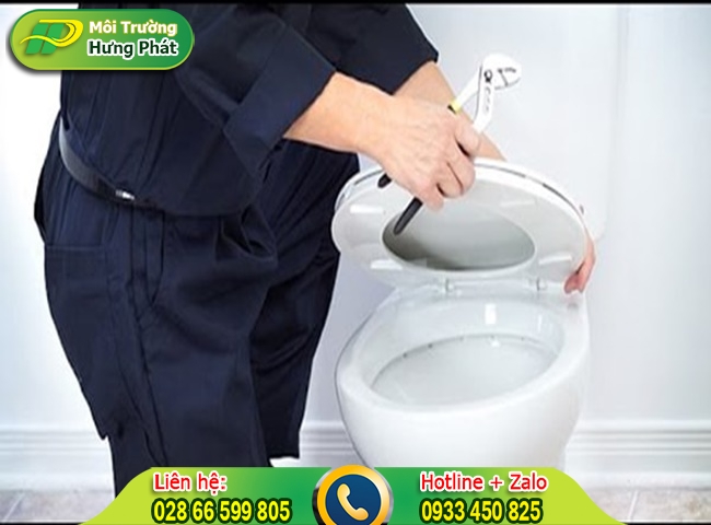 Bồn cầu bị rò rỉ nước do két nước bồn cầu bị hở hoặc bị nứt
