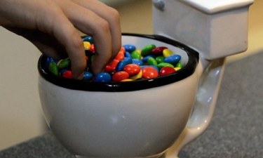 Cách lấy vật cứng ra khỏi bồn cầu dễ dàng nhất