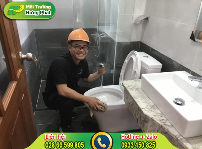 Sửa v&ograve;i xịt bồn cầu c&oacute; d&ograve;ng nước chảy ra yếu