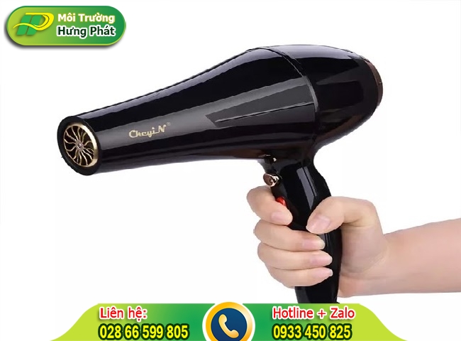 Sửu dụng m&aacute;y sấy t&oacute;c để tẩy băng d&iacute;nh tr&ecirc;n k&iacute;nh nhanh ch&oacute;ng