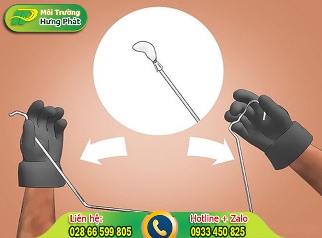 Thông bồn cầu ngồi xổm bằng móc treo quần áo