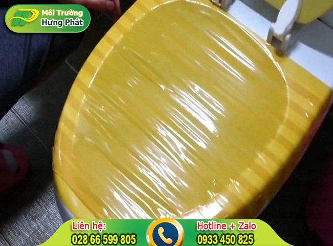 Thực hiện thông cầu bằng băng dính