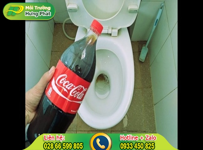 Dùng Coca để thông bồn cầu ngồi xổm bị nghẹt