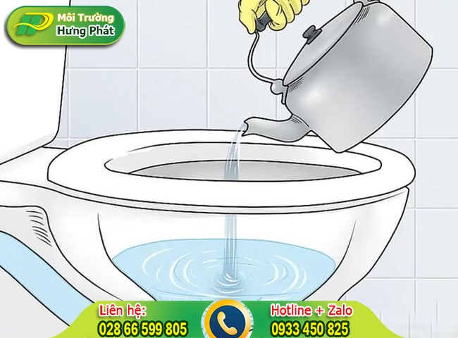 Thông bồn cầu ngồi xổm bằng nước sôi