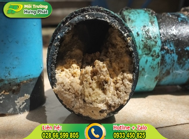 Đường ống nước thải sử dụng l&acirc;u ng&agrave;y g&acirc;y tắc nghẽn