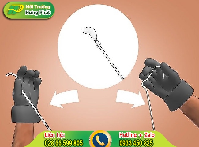 Sử dụng m&oacute;c treo quần &aacute;o để k&eacute;o r&aacute;c ra khỏi đường ống