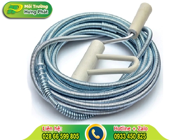 Sử dụng m&oacute;c treo quần &aacute;o để k&eacute;o r&aacute;c ra khỏi đường ống