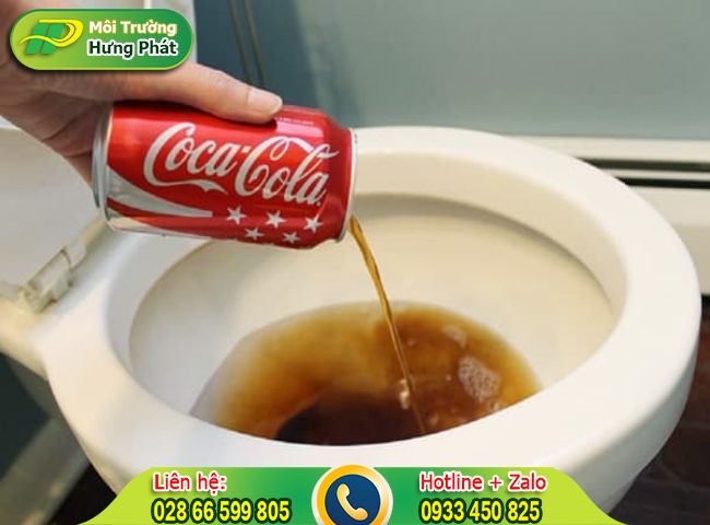 xử l&yacute; t&igrave;nh trạng bồn cầu bắn nước đơn giản bầng nước ngọt c&oacute; ga