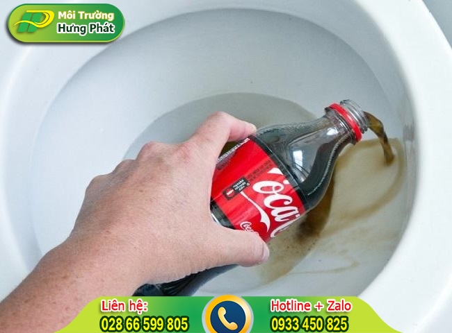 D&ugrave;ng Coca-Cola để diệt khuẩn bồn cầu