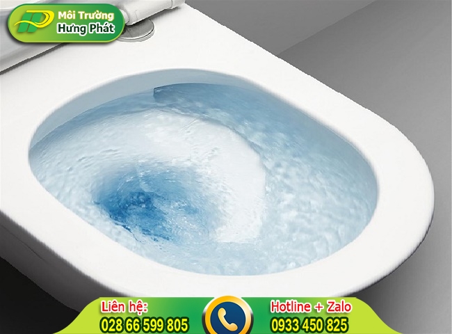 Nước chuyển sang m&agrave;u xanh khi d&ugrave;ng vi&ecirc;n khử khuẩn