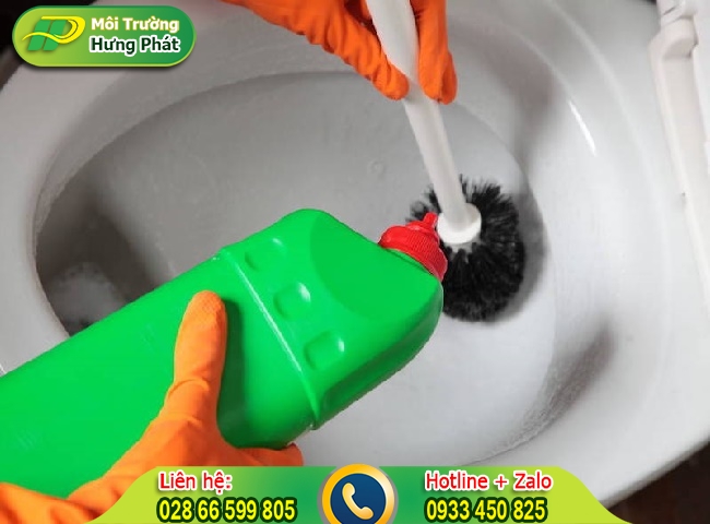Diệt khuẩn bồn cầu bằng chất tẩy rửa chuy&ecirc;n dụng