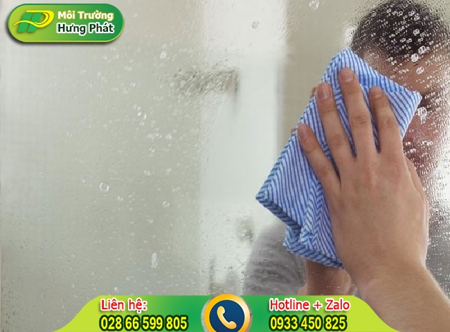 Vệ sinh gương nh&agrave; tắm