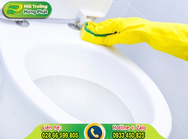 Dọn dẹp to&agrave;n bộ bồn cầu cẩn thận