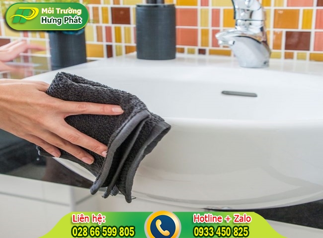 Phủi bụi trước khi vệ sinh