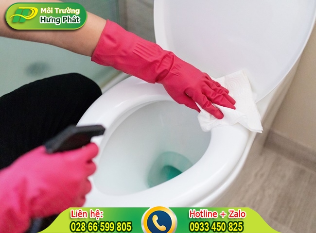 Thực hiện vệ sinh toilet thường xuy&ecirc;n