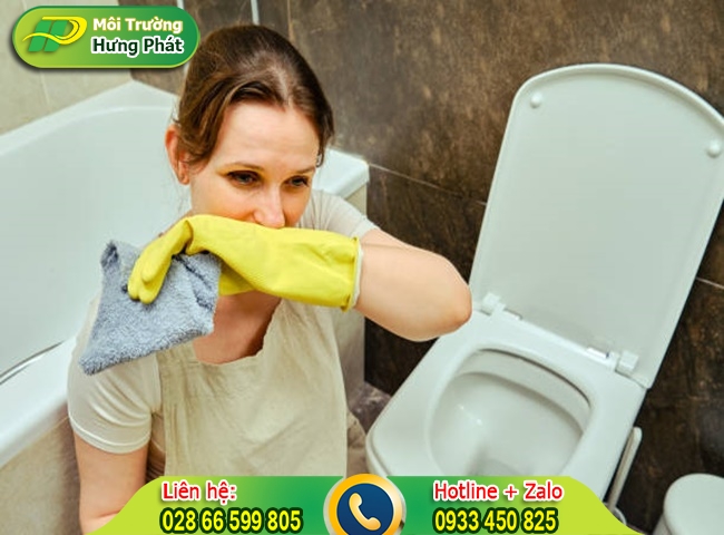 M&ugrave;i kh&oacute; chịu do nh&agrave; vệ sinh l&acirc;u ng&agrave;y kh&ocirc;ng được khử m&ugrave;i