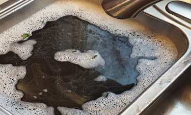 Bồn rửa chén thoát nước chậm phải xử lý như thế nào