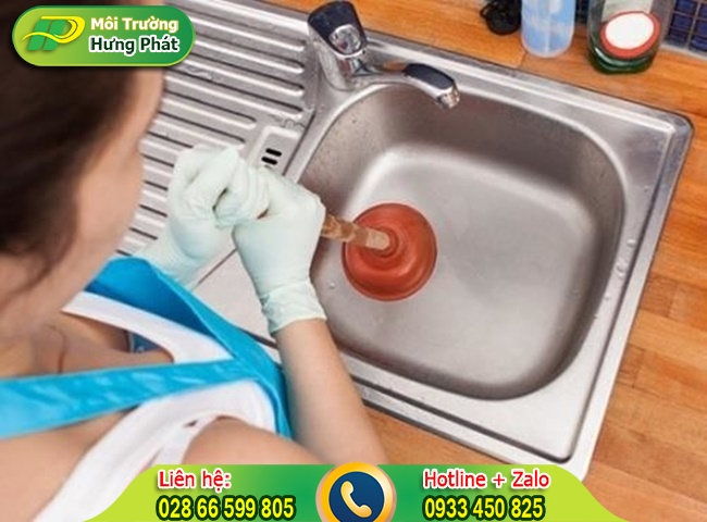 Sử dụng pittong để th&ocirc;ng bồn rửa ch&eacute;n