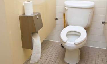 Cách lấy đồ rơi xuống bồn cầu nhanh chóng và hiệu quả