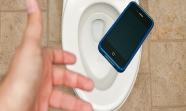 Điện thoại rơi xuống bồn cầu thì chúng ta phải làm sao