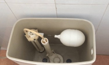 Phao bồn cầu không ngắt nước sửa chữa ngay tại nhà, đơn giản