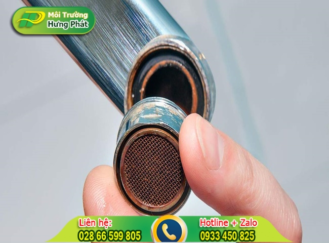 Cặn bẩn b&aacute;m v&agrave;o đầu lọc nước lavabo