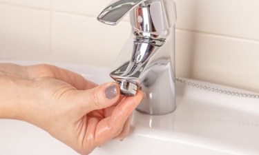 Vòi nước lavabo chảy yếu thì phương pháp xử lý như thế nào