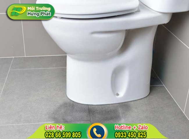 Bồn cầu bị rỉ nước do điểm tiếp x&uacute;c bồn cầu bị nứt