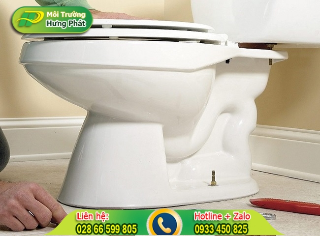 C&aacute;ch sửa bồn cầu rỉ nước do điểm tiếp x&uacute;c mặt s&agrave;n bị nứt