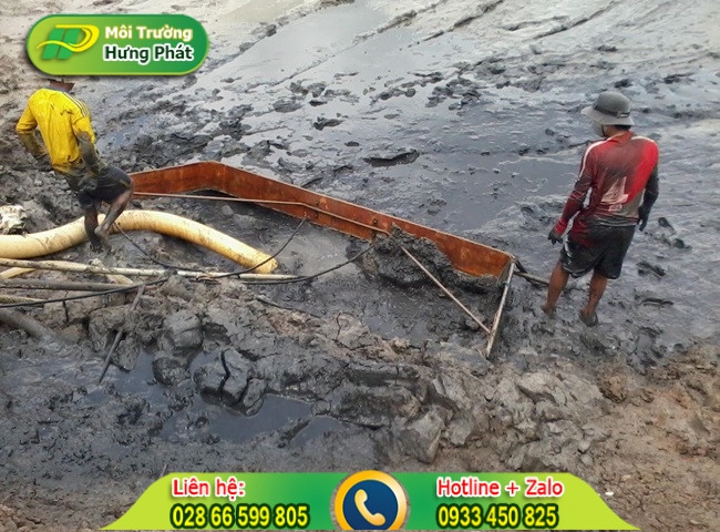 Nạo v&eacute;t để xử l&yacute; ao c&aacute; bị &ocirc; nhiễm