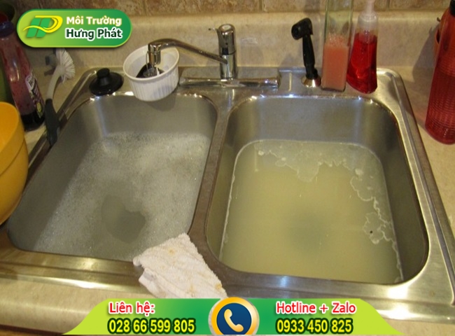 Bồn rửa ch&eacute;n bị tắc nghẽn do hư hỏng đường ống tho&aacute;t