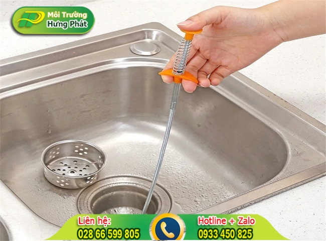 Sử dụng cụ xương c&aacute; th&ocirc;ng đường ống tho&aacute;t bồn rửa ch&eacute;n