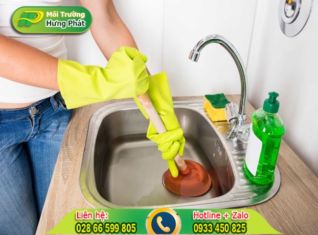 Sử dụng pittong cao su th&ocirc;ng đường ống tho&aacute;t bồn rửa b&aacute;t