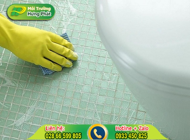 Làm sạch nền gạch ngay khi phát hiện vết bẩn