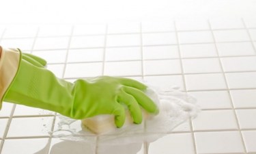 7 cách tẩy trắng gạch nhà vệ sinh bồn cầu ố mốc hiệu quả nhanh