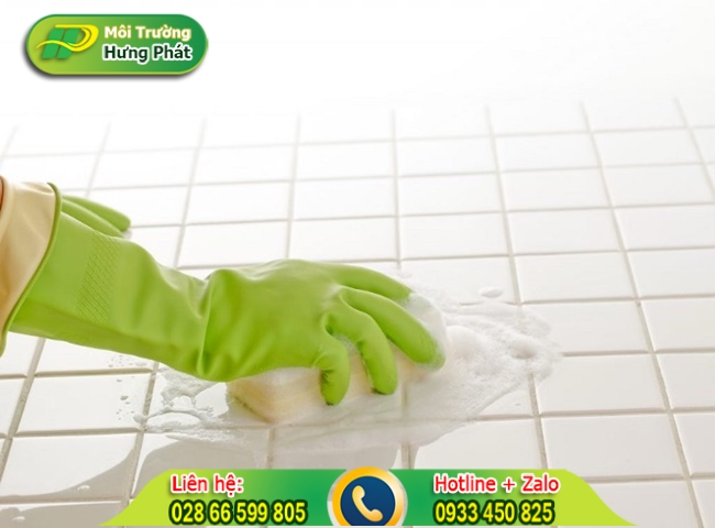 Nên thực hiện tẩy trắng sàn nhà vệ sinh thường xuyên