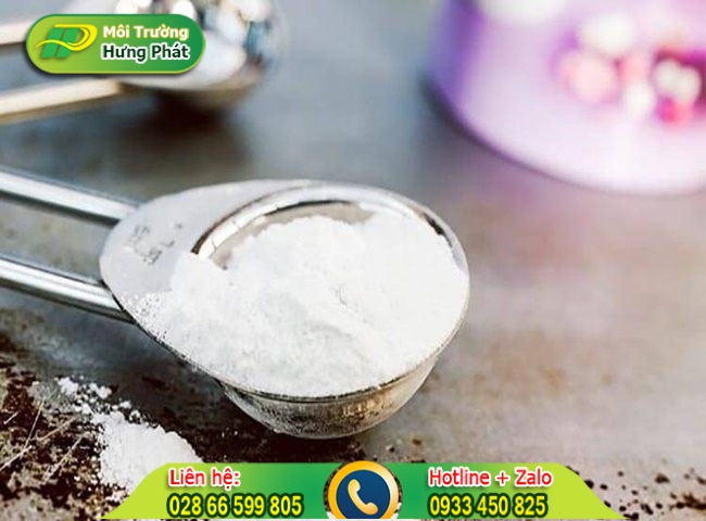 D&ugrave;ng bột h&agrave;n the tẩy trắng bồn cầu